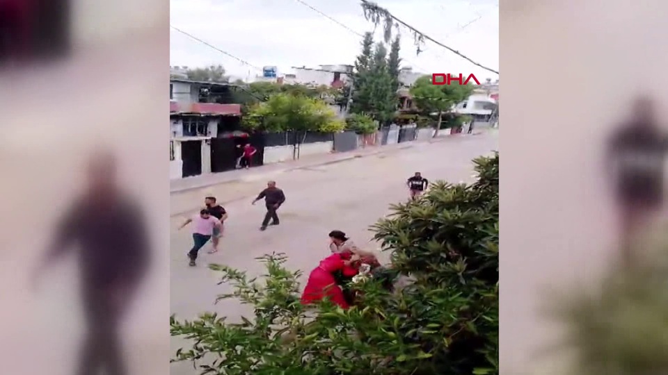 Kocasının kuma getirmek istediği kadını dövdü!