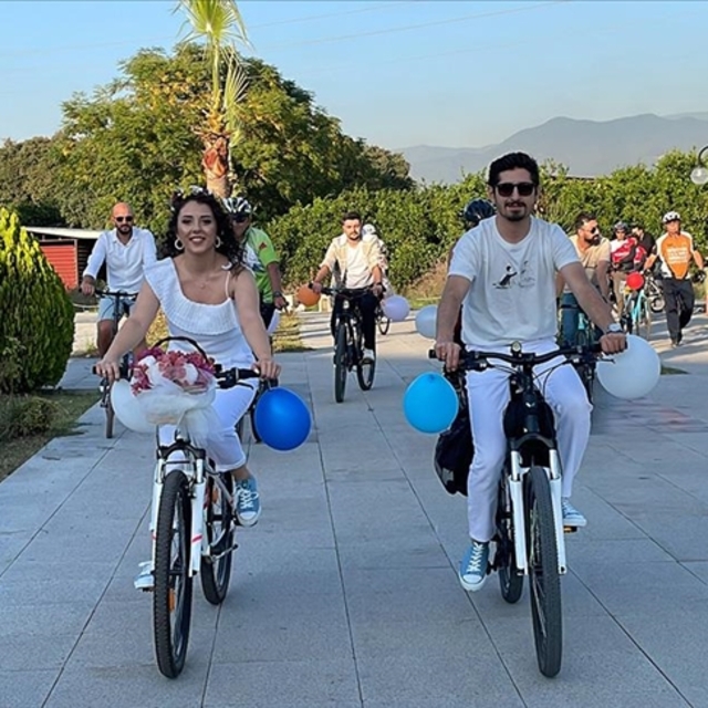 Gelin ve damat nikaha bisikletle gitti