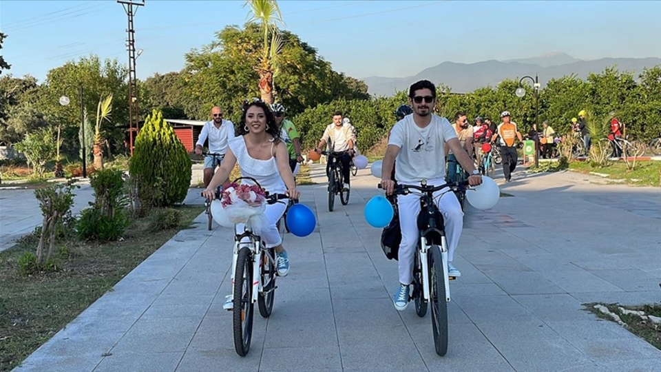 Gelin ve damat nikaha bisikletle gitti