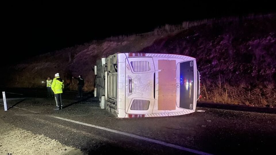Kayseri'de yolcu otobüsü devrildi: 38 yaralı