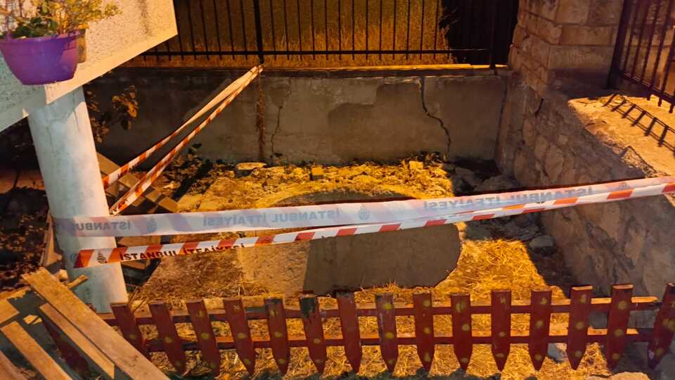 Kedilere mama verirken su kuyusuna düştü!