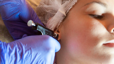 Merdiven altı yapılan piercingde ölümcül tehlike!