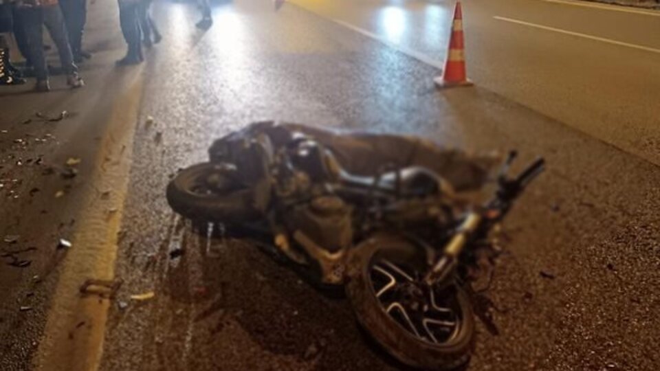 Motosiklet, park halindeki kamyona çarptı: 1 ölü