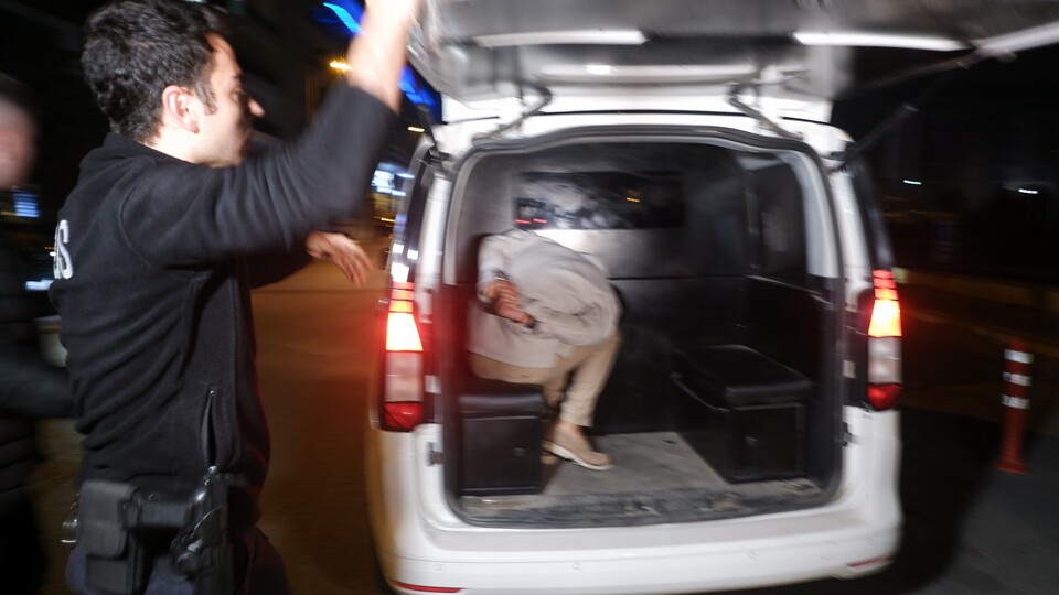 Acil serviste doktoru silahla tehdit etti!