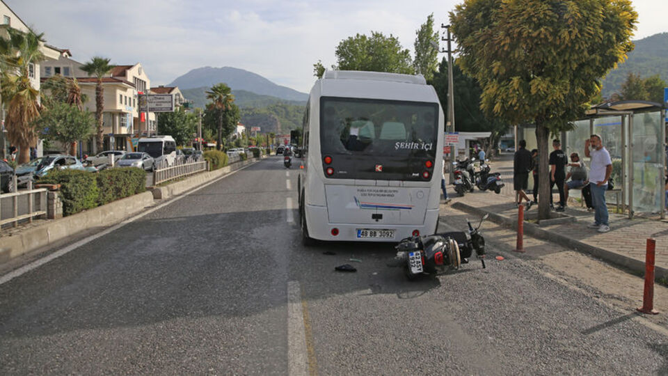 Çarptığı minibüsün camı boğazını kesti