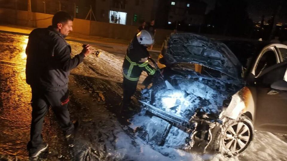 Hatay'da otomobil refüje çarptı