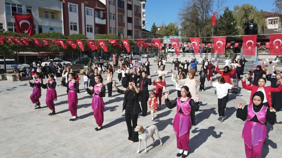 Atatürk'ün sevdiği zeybek 60 kadın tarafından oynandı