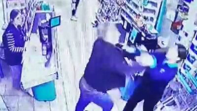 Markette dehşet! Kasiyer kadına feci darp!