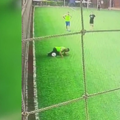 Halı saha maçında kalp krizi geçirip öldü; Fenalaştığı anlar kamerada
