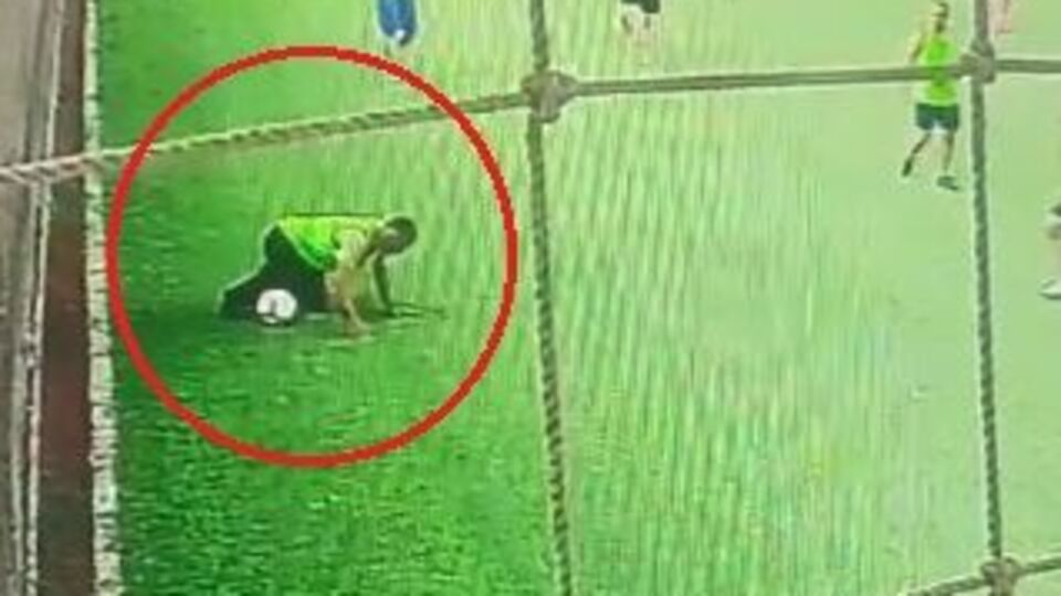 Daha 41 yaşındaydı! O anlar kamerada! Halı sahada ölüm!