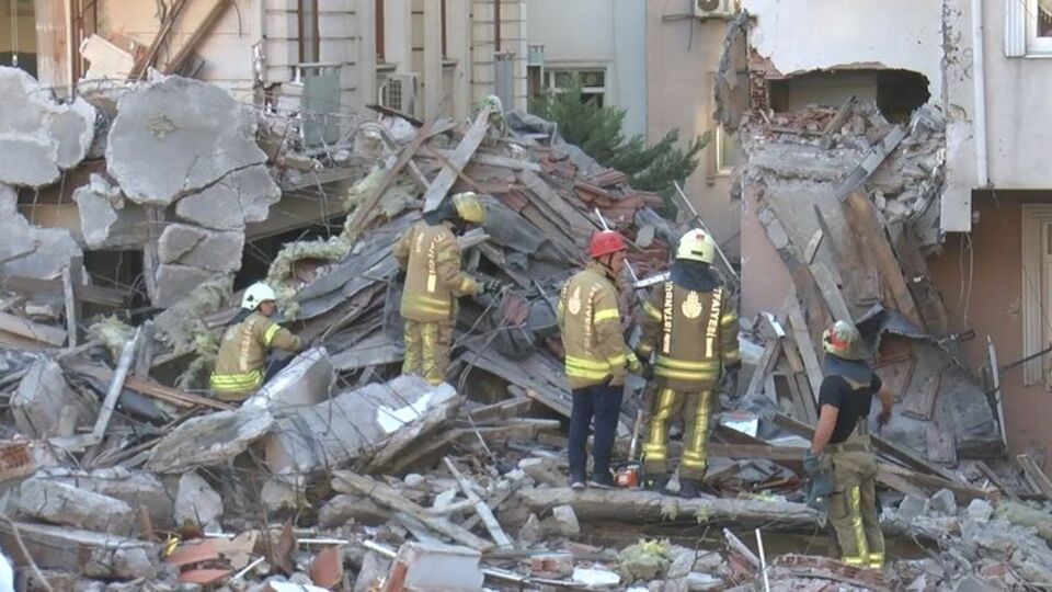Güngören'de bina çöktü! 2 bina hasar gördü