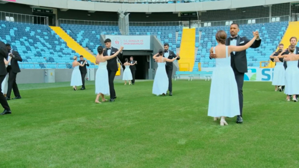 Adana Demirli futbolculardan "Cumhuriyet valsi"