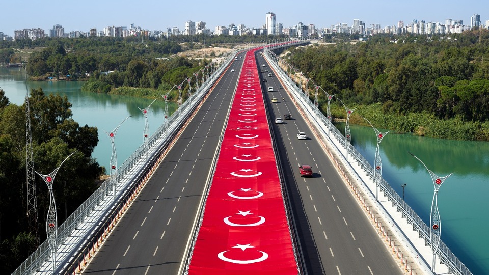 Yer gök kırmızı beyaz