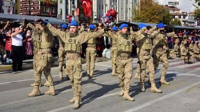 Komandolar zeybek oynadı