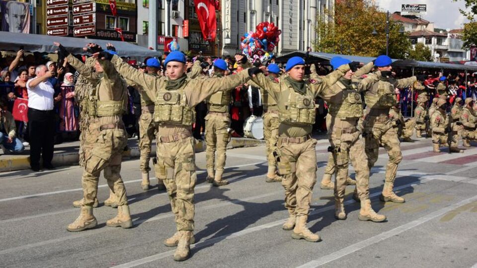 Komandolar zeybek oynadı