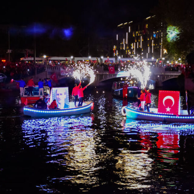 Eskişehir´de gondollarla fener alayı