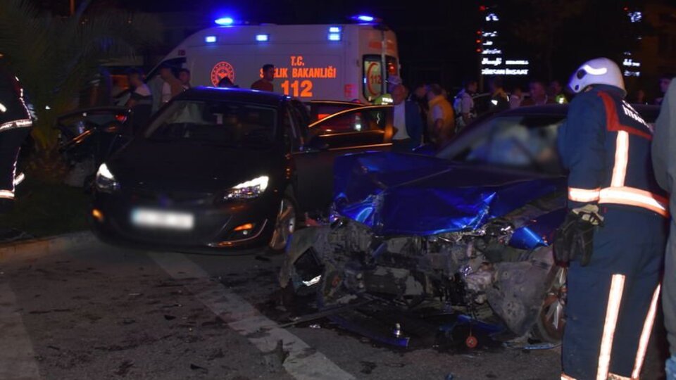 İki otomobil kavşakta çarpıştı: 2 ölü, 4 yaralı