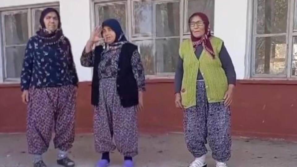 Çocukken ezberledikleri şiirlerle Cumhuriyet'i kutladılar