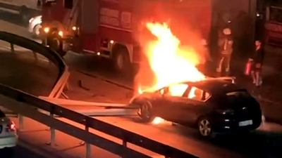 Kaza sonrası alev alan aracı bırakıp kaçtılar!