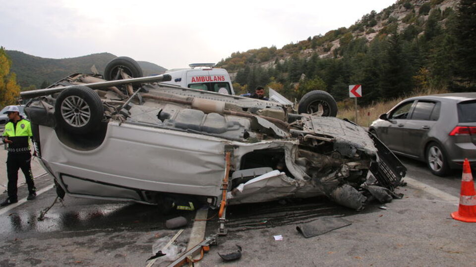 Kütahya'da devrilen minibüsün sürücüsü öldü
