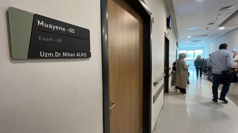 Şiddet bitmiyor! Kadın doktora yumruklu saldırı