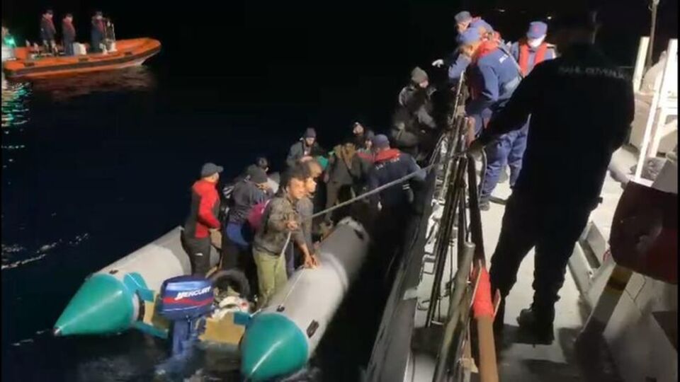 İzmir açıklarında 94 düzensiz göçmen yakalandı