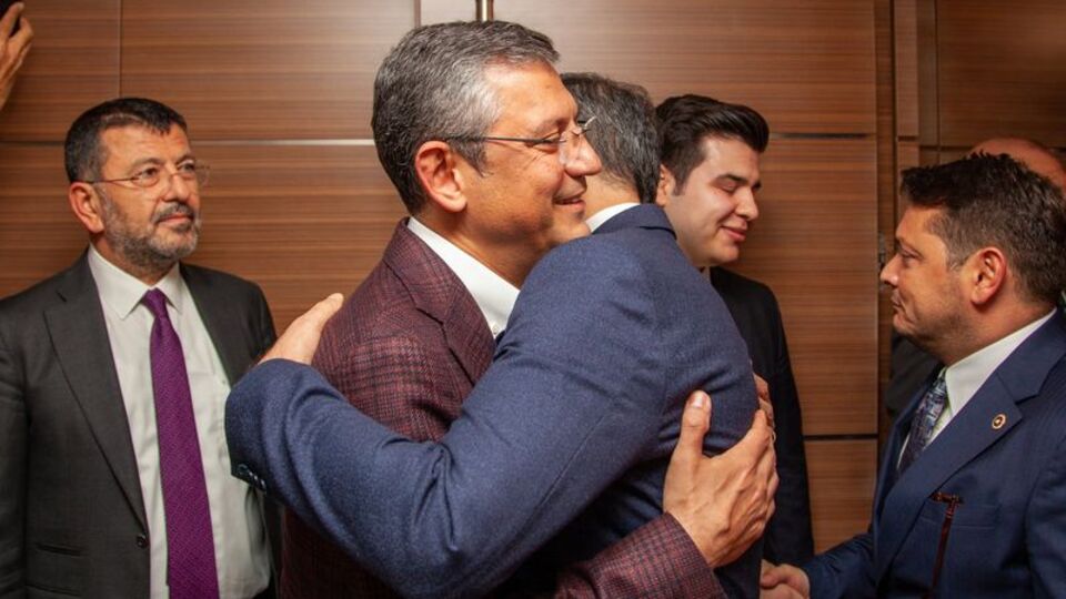 196 seçilmiş delegenin 185'i Özgür Özel'e imza verdi