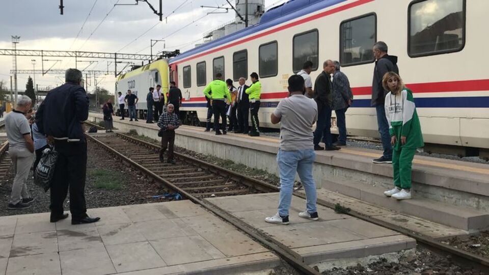 Trenin çarptığı kadın öldü