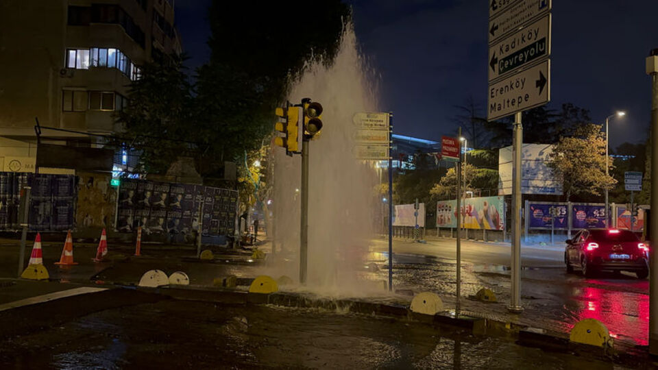 Kadıköy'de su borusu patladı