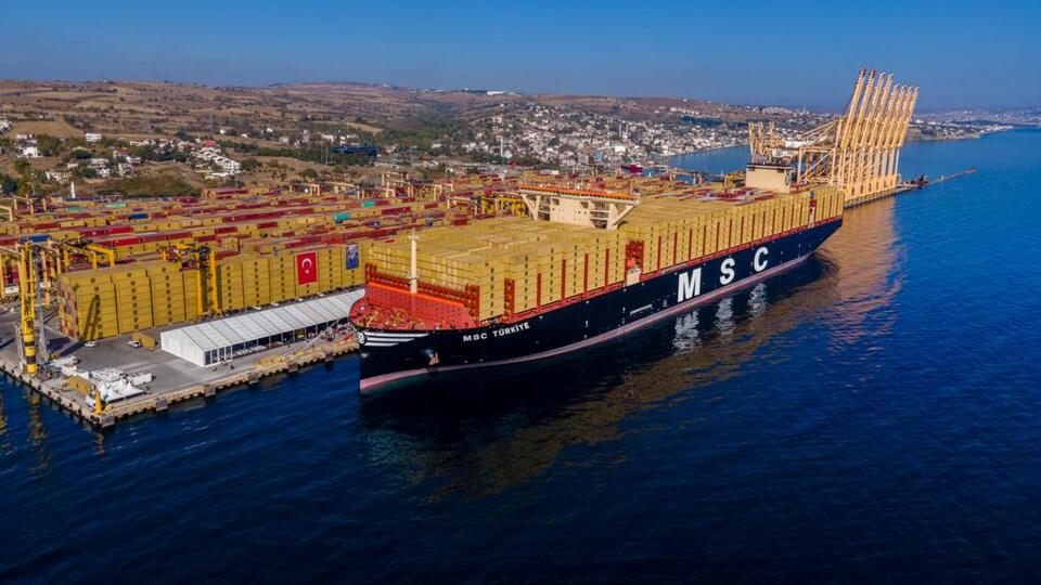 Dünyanın en büyük konteyner gemisi Asyaport'ta