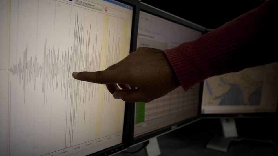 Endonezya'da 6,1 büyüklüğünde deprem