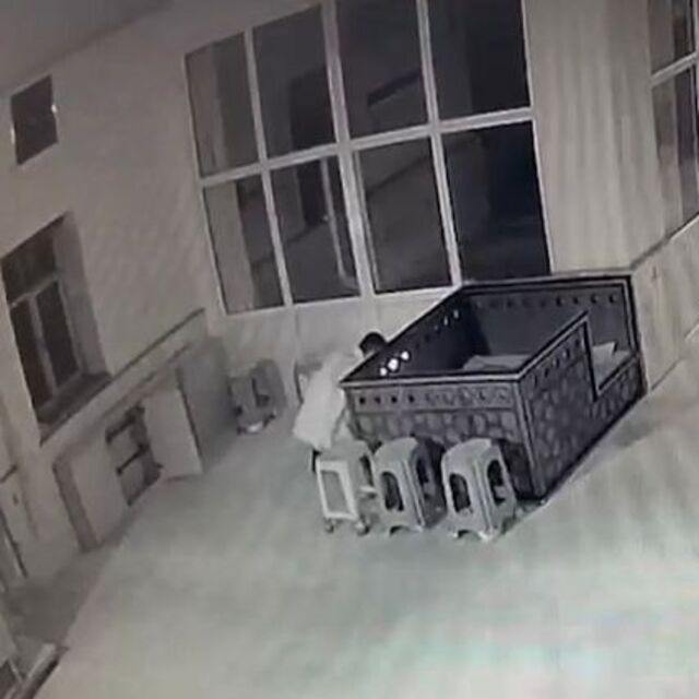 Cemaatin arasına karışıp, 5 camiyi soydu
