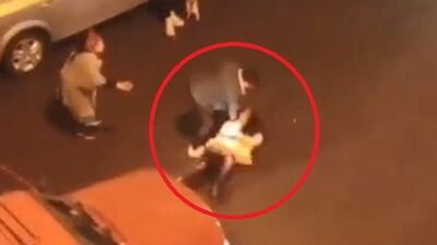 Kadını sokak ortasında darbetti; dehşet anları kamerada