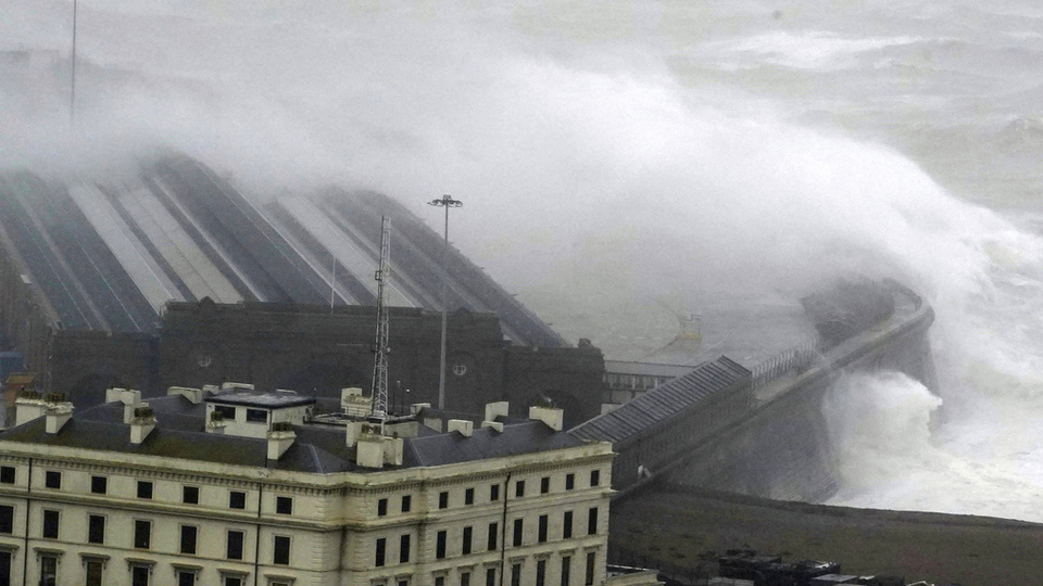 Ciaran Fırtınası Avrupa'ya vurdu