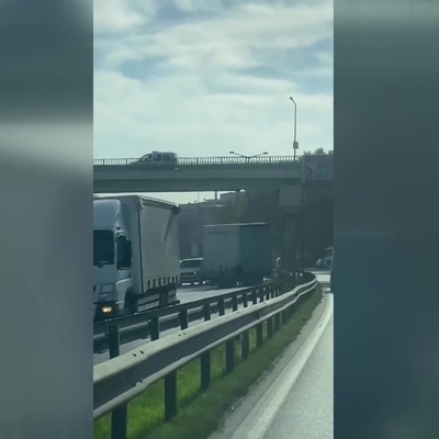 Bayrampaşa'da bir kişinin tırdan ayrılan dorseyi durdurmaya çalışması kamerada
