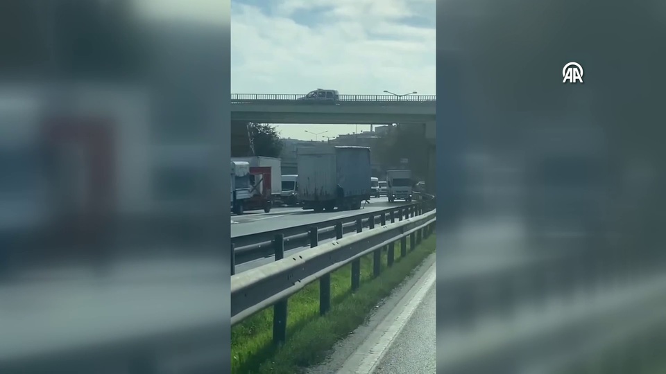 TIR'dan ayrılan dorseyi eliyle durdurmaya çalıştı!