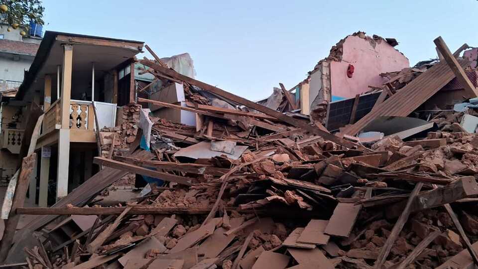 Nepal'de 5,6 büyüklüğünde deprem: En az 69 ölü