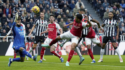 Arsenal zirve yarışında yara aldı!