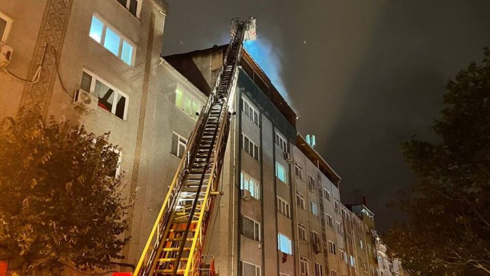 Şişli'de binanın çatı katında yangın