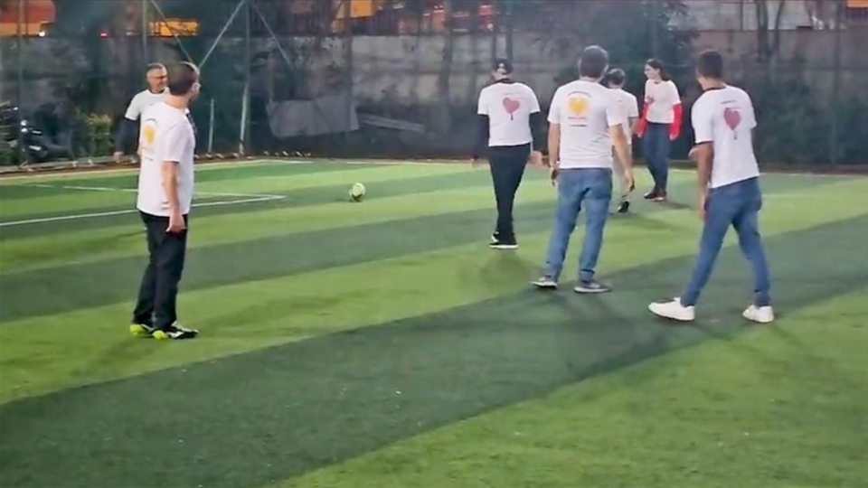 Hekimlerle organ nakilli hastalar futbol oynadı