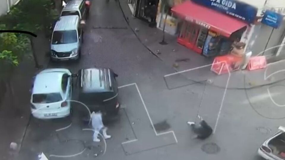 Beyoğlu'nda sokak ortasına çatışma kamerada