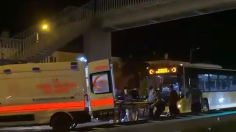 Üst geçidi kullanmayan 2 kadına otobüs çarptı