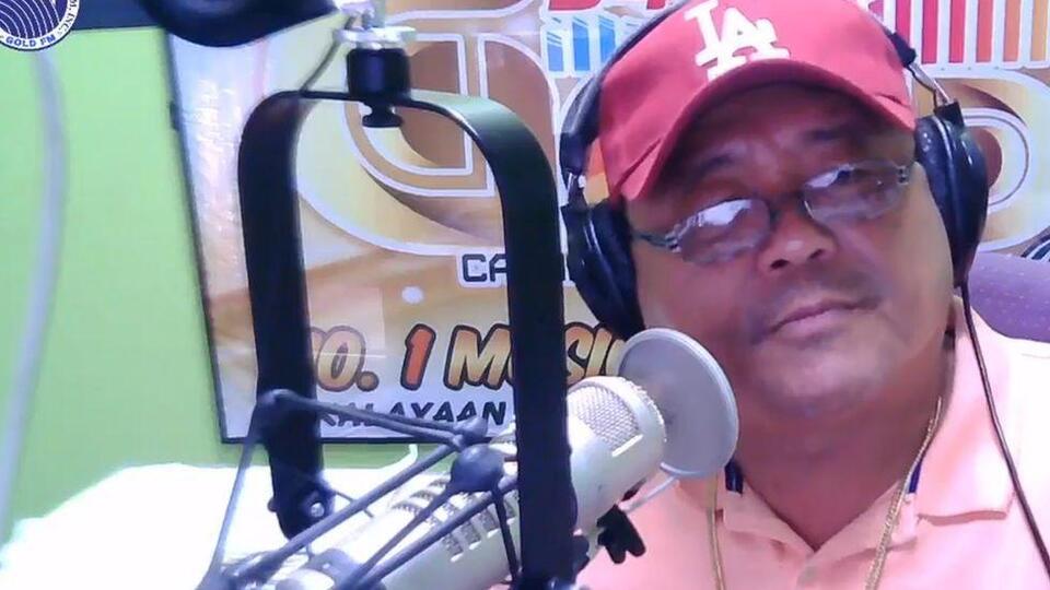 Filipinler'de bir gazeteci radyo yayını sırasında vurularak öldürüldü