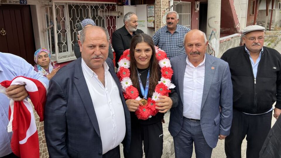 Dünya şampiyonu Nesrin Baş'a coşkulu karşılama