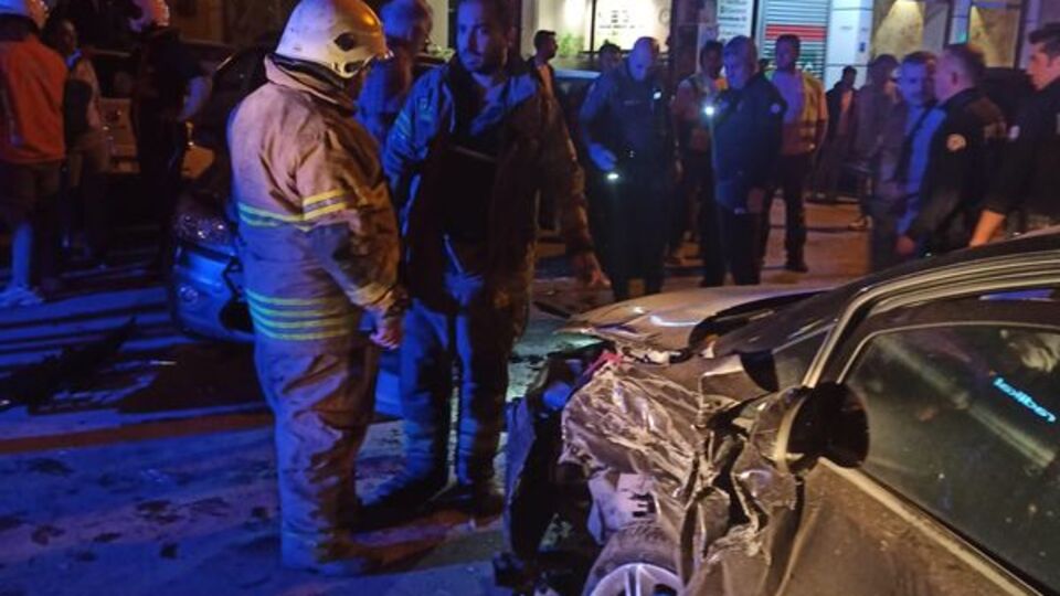 Korkunç olay! Otomobil kaldırıma sıkıştırdı! Bacağı koptu!