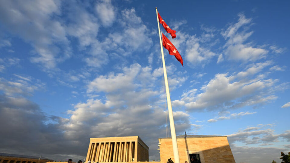 Sadece Anıtkabir'de yapılan uygulama... Gönderden hiç inmeden bayrak değişimi!