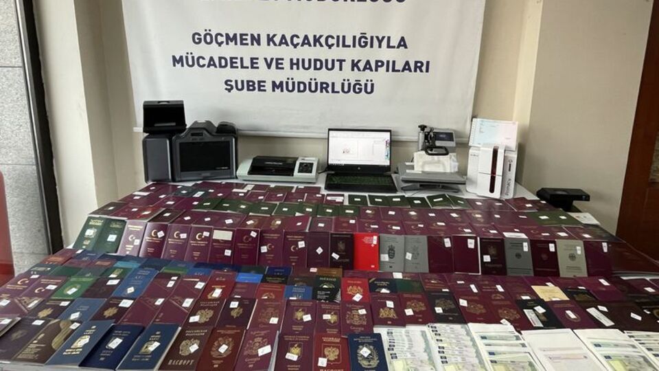 68 ülkeye ait sahte pasaport ve kimliklerle yakalandı