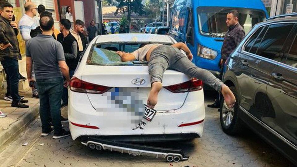 Bisikletle otomobile çarptı! Arka camdan girdi!