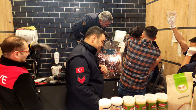 Kolunu kapt�rd�, makineyle hastaneye geldi