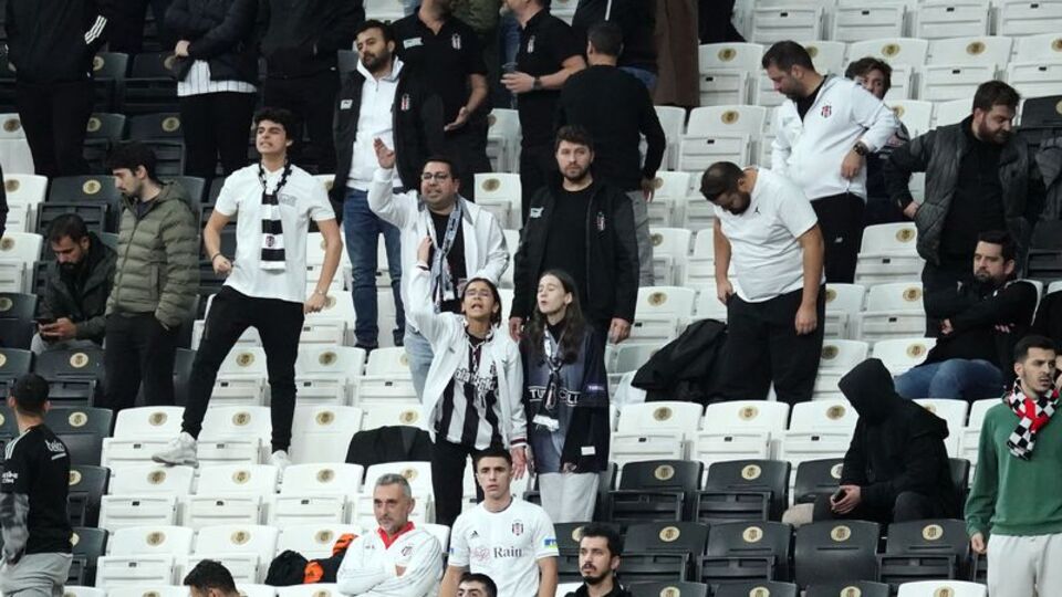 Beşiktaş'ta Burak Yılmaz ve takıma protesto!